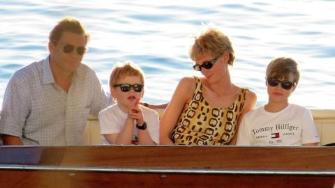 Dominic West y Elizabeth Debicki rodando 'The Crown'