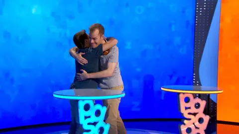 El abrazo de Orestes y Jaime en ‘El Rosco’ tras un reñido duelo por 286.000 euros El abrazo de Orestes y Jaime en ‘El Rosco’ tras un reñido duelo por 286.000 euros