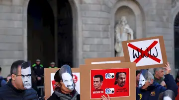 Dos personas con la careta de Pedro Sánchez y Pablo Iglesias durante una manifestación convocada por los CDR en protesta contra la Ley mordaza frente al ayuntamiento de Barcelona este sábado