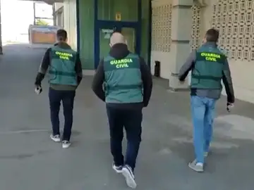 La Guardia Civil registra varios clubes de fútbol de Segunda B por un posible fraude a la Seguridad Social La Guardia Civil registra varios clubes de fútbol de Segunda B por un posible fraude a la Seguridad Social