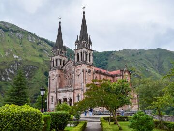 La basílica de Covadonga, Asturias. Efemérides del 11 de noviembre de 2021.