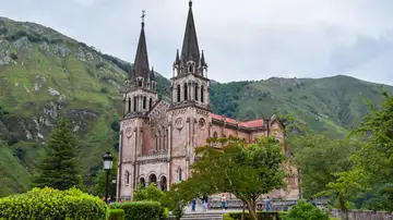 La basílica de Covadonga, Asturias. Efemérides del 11 de noviembre de 2021.