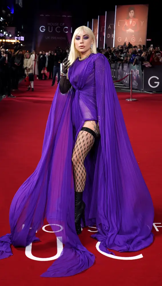 Lady Gaga deslumbra en la alfombra roja con un vestido capa