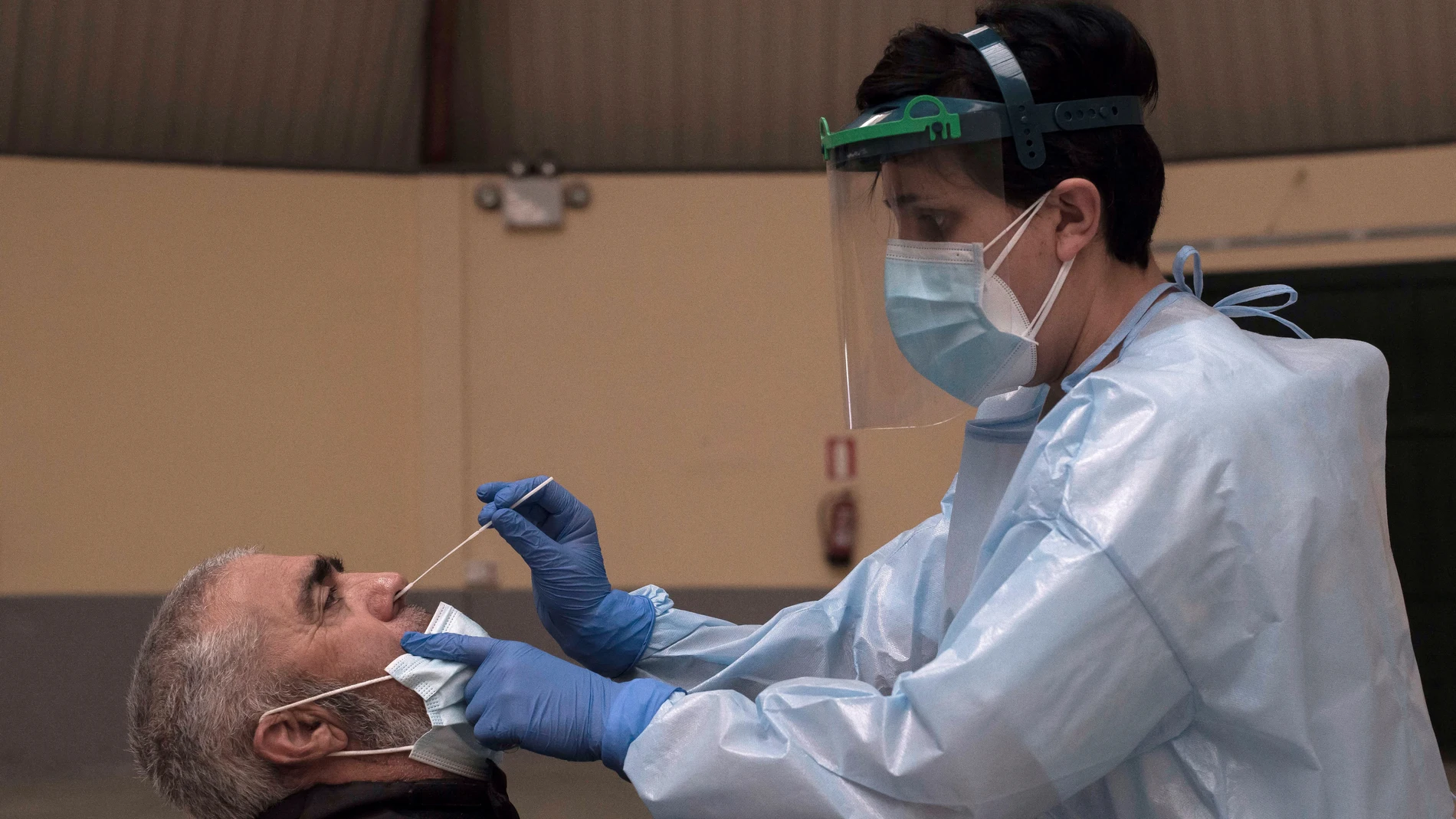 Sanidad notifica 6.461 nuevos casos y España continúa riesgo medio por coronavirus Sanidad notifica 6.461 nuevos casos y España continúa riesgo medio por coronavirus
