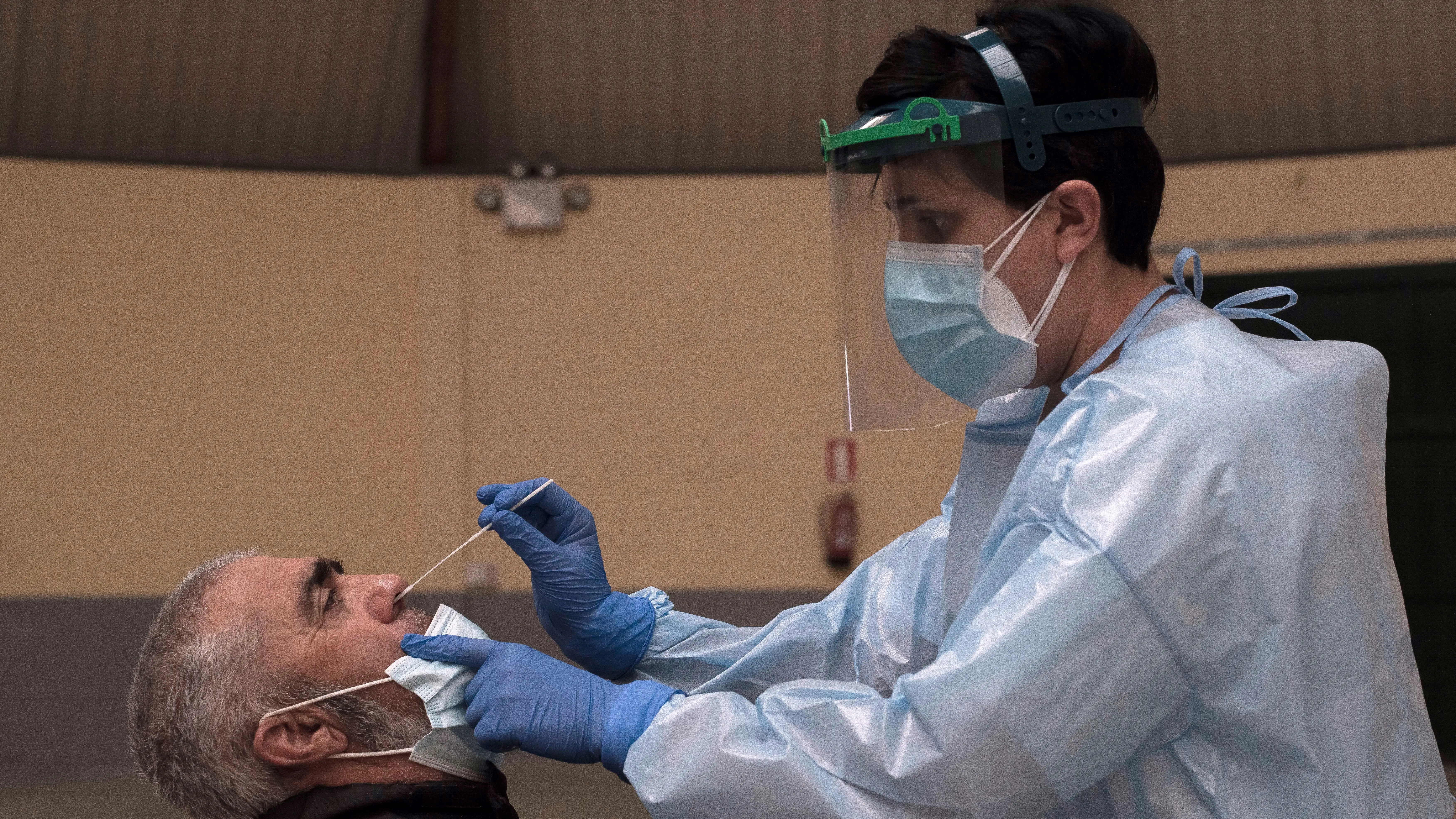 Sanidad notifica 6.461 nuevos casos y Espa&ntilde;a contin&uacute;a riesgo medio por coronavirus