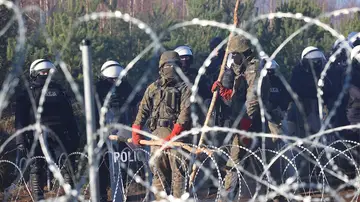 Empeora la crisis entre Polonia y Bielorrusia mientras Varsovia envía a la frontera miles de militares Empeora la crisis entre Polonia y Bielorrusia mientras Varsovia envía a la frontera miles de militares