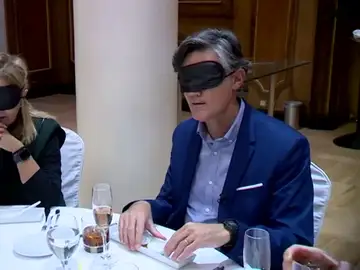 ¿Qué se siente en una cena a ciegas? La propuesta del único crítico gastronómico ciego de España ¿Qué se siente en una cena a ciegas? La propuesta del único crítico gastronómico ciego de España
