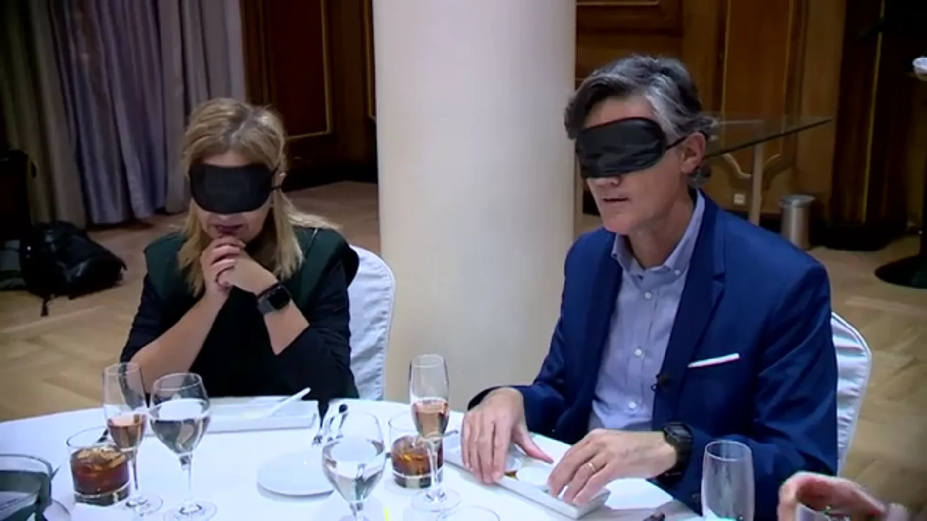 ¿Qué se siente en una cena a ciegas? La propuesta del único crítico gastronómico ciego de España