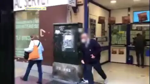 Sorpresa entre los viajeros de un autobús de Zaragoza tras parar su conductor a comprar lotería Sorpresa entre los viajeros de un autobús de Zaragoza tras parar su conductor a comprar lotería