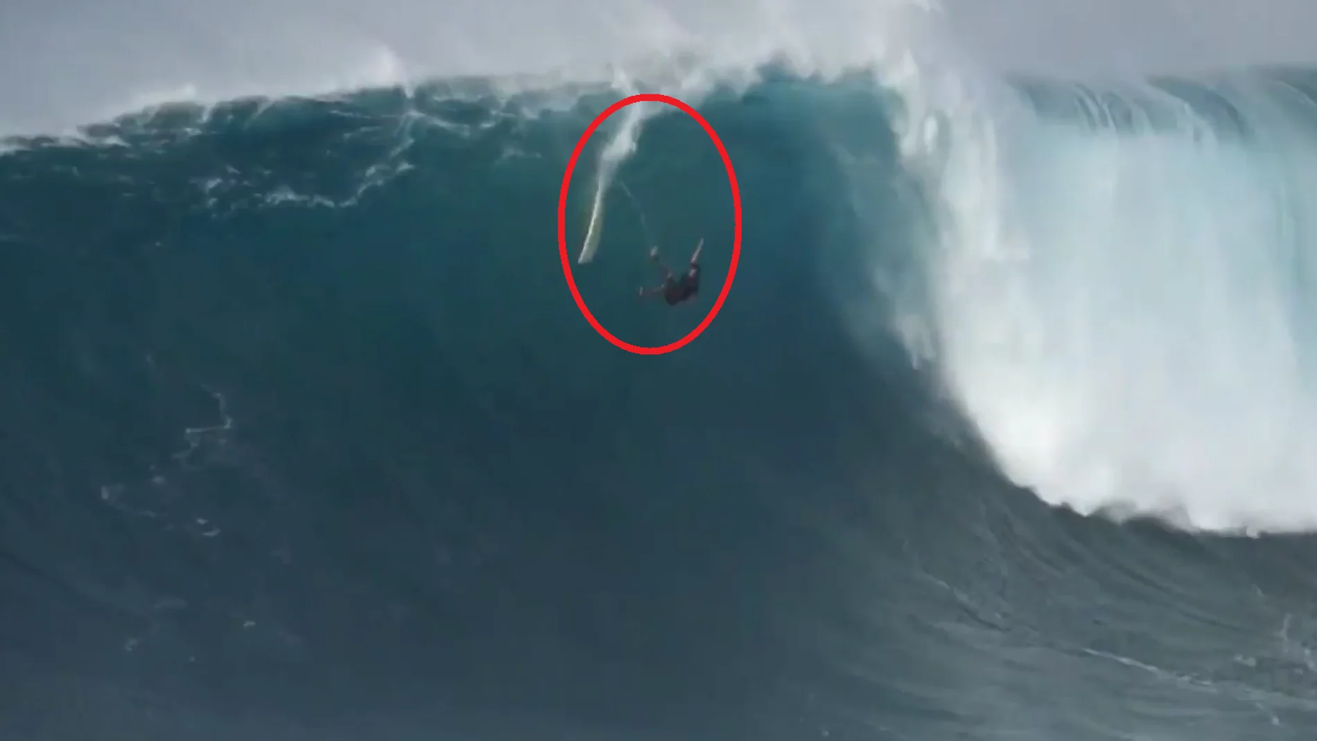 Steve Rice se fractura el fémur en una caída en la ola Jaws, en Hawái