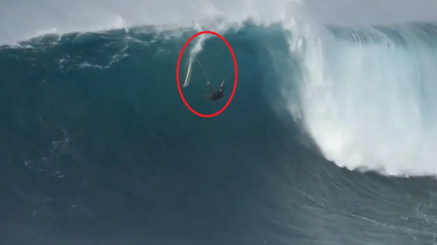 Steve Rice se fractura el fémur en una caída en la ola Jaws, en Hawái Steve Rice se fractura el fémur en una caída en la ola Jaws, en Hawái