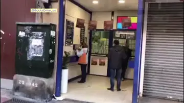 Sorpresa entre los viajeros de un autobús de Zaragoza tras parar su conductor a comprar lotería Sorpresa entre los viajeros de un autobús de Zaragoza tras parar su conductor a comprar lotería