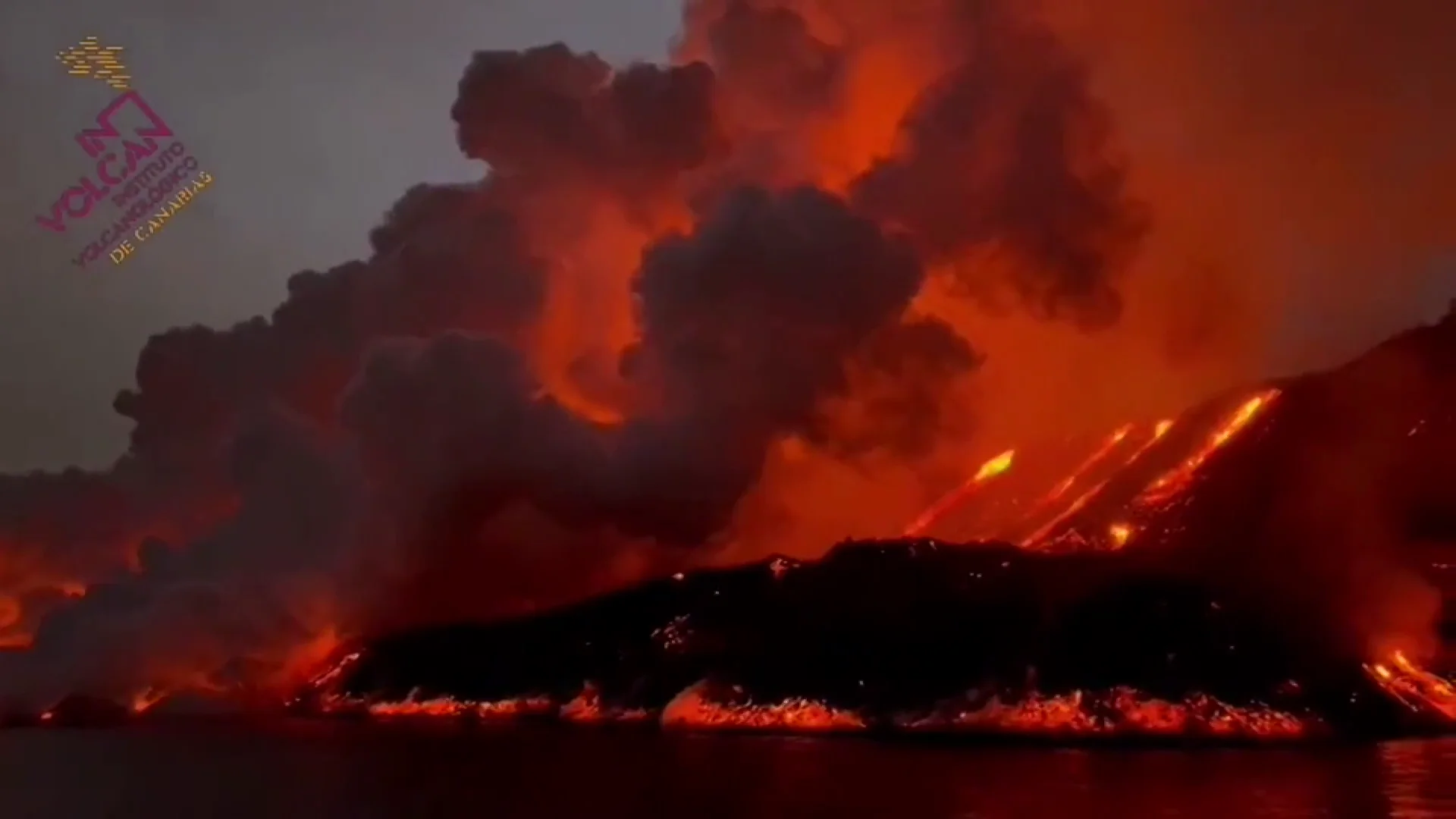 Se forma una nueva fajana en la playa de Los Guirres tras seguir cayendo lava al mar Se forma una nueva fajana en la playa de Los Guirres tras seguir cayendo lava al mar