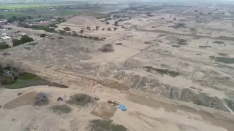 Los arqueólogos encuentran en una fosa de Perú decenas de esqueletos Los arqueólogos encuentran en una fosa de Perú decenas de esqueletos