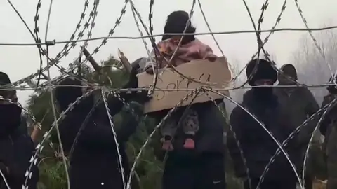 El Gobierno polaco asegura que la crisis con Bielorrusia es un "nuevo tipo de guerra" en la que se usa a civiles como munición El Gobierno polaco asegura que la crisis con Bielorrusia es un "nuevo tipo de guerra" en la que se usa a civiles como munición