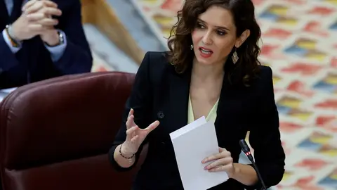 Expulsan a una diputada del PSOE por acusar al hermano de Díaz Ayuso Expulsan a una diputada del PSOE por acusar al hermano de Díaz Ayuso