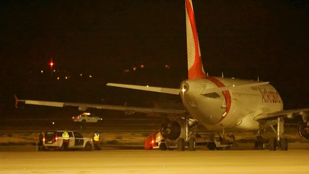 El auto de la juez asegura desvela el plan de los inmigrantes marroquíes para forzar el aterrizaje en Palma y huir El auto de la juez asegura desvela el plan de los inmigrantes marroquíes para forzar el aterrizaje en Palma y huir