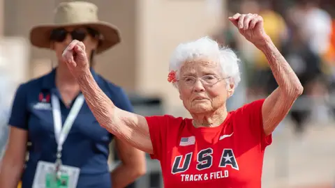 Julia Hawkins, la mujer que ha corrido los 100 metros lisos a los 105 años Julia Hawkins, la mujer que ha corrido los 100 metros lisos a los 105 años