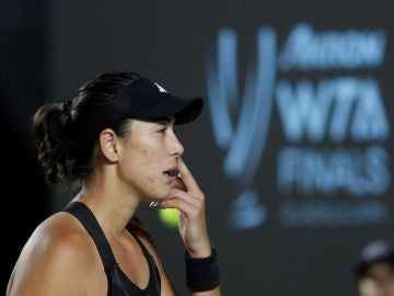 Garbiñe Muguruza cae ante la checa Karolina Pliskova en su debut en la Akron WTA Finals