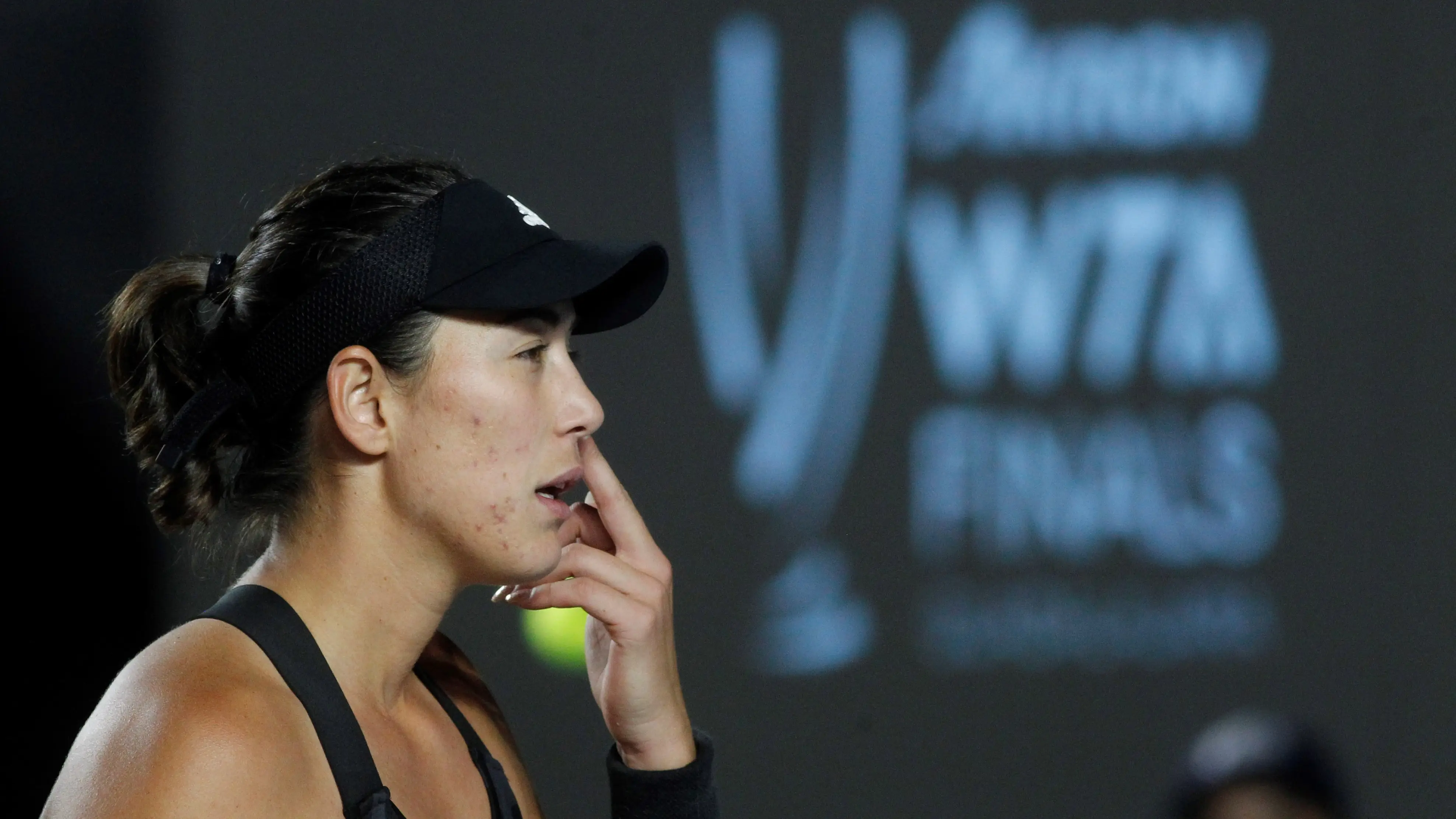 Garbi&ntilde;e Muguruza cae ante la checa Karolina Pliskova en su debut en la Akron WTA Finals