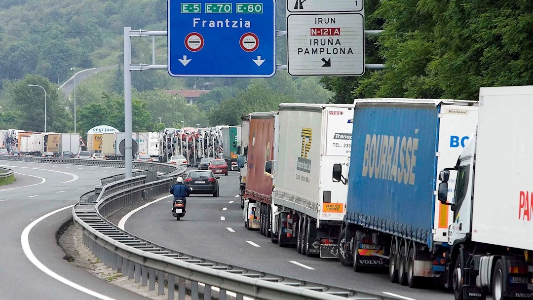 Fotografía de archivo de camiones parados en la frontera hispano-francesa de Biriatou durante una jornada de huelga de transportistas en 2008. Fotografía de archivo de camiones parados en la frontera hispano-francesa de Biriatou durante una jornada de huelga de transportistas en 2008.