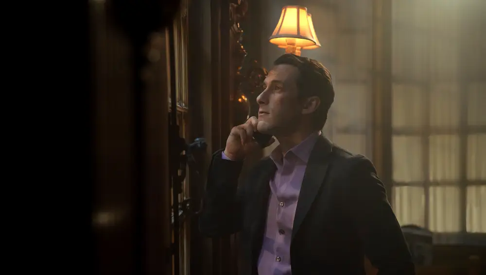 Sebastián Zurita como Alejandro Gallego Basteri en 'Luis Miguel, la serie'
