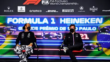 Fernando Alonso y Lewis Hamilton recuerdan su lucha de 2007: "Estuvimos mal llevados los dos" Fernando Alonso y Lewis Hamilton recuerdan su lucha de 2007: "Estuvimos mal llevados los dos"