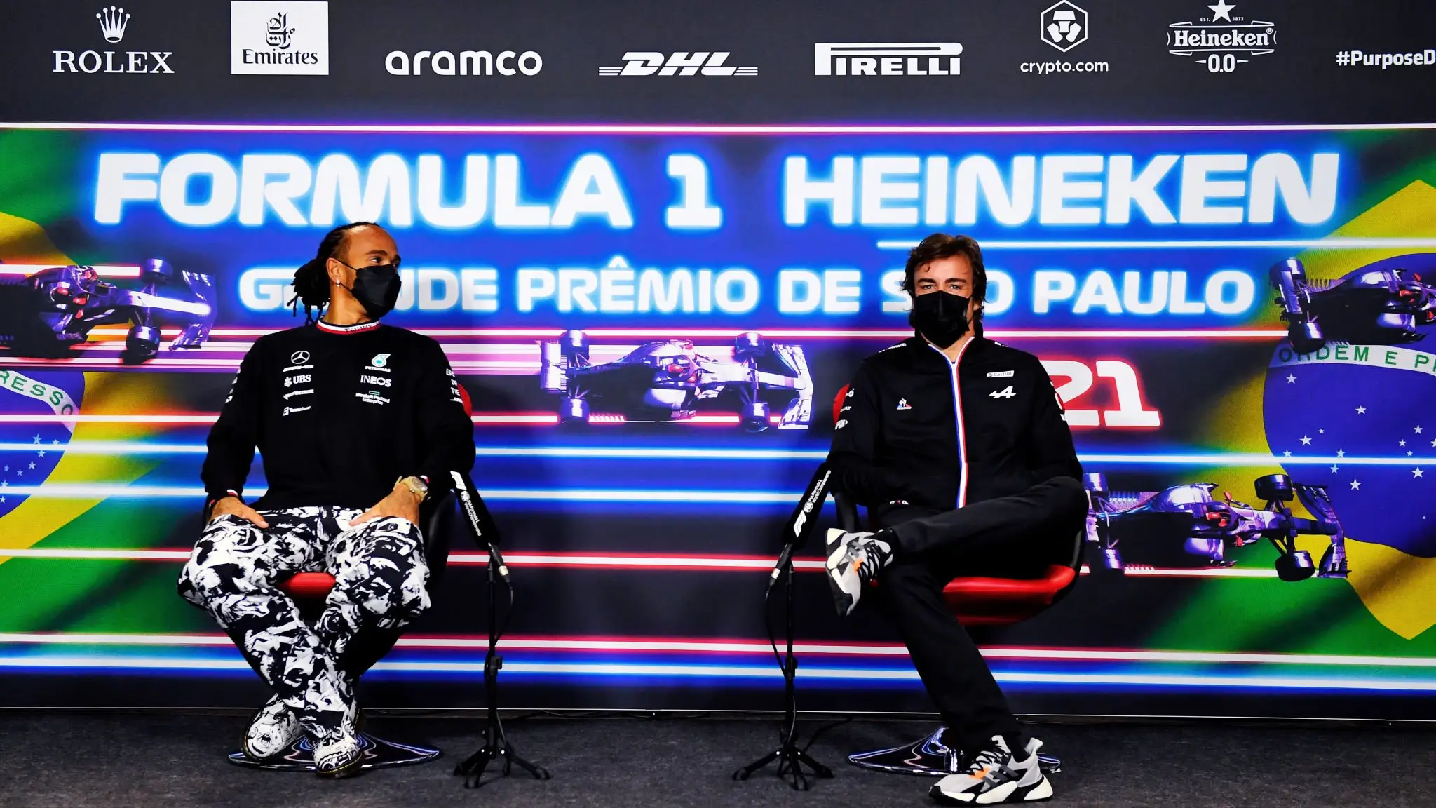 Fernando Alonso y Lewis Hamilton recuerdan su lucha de 2007: "Estuvimos mal llevados los dos" Fernando Alonso y Lewis Hamilton recuerdan su lucha de 2007: "Estuvimos mal llevados los dos"