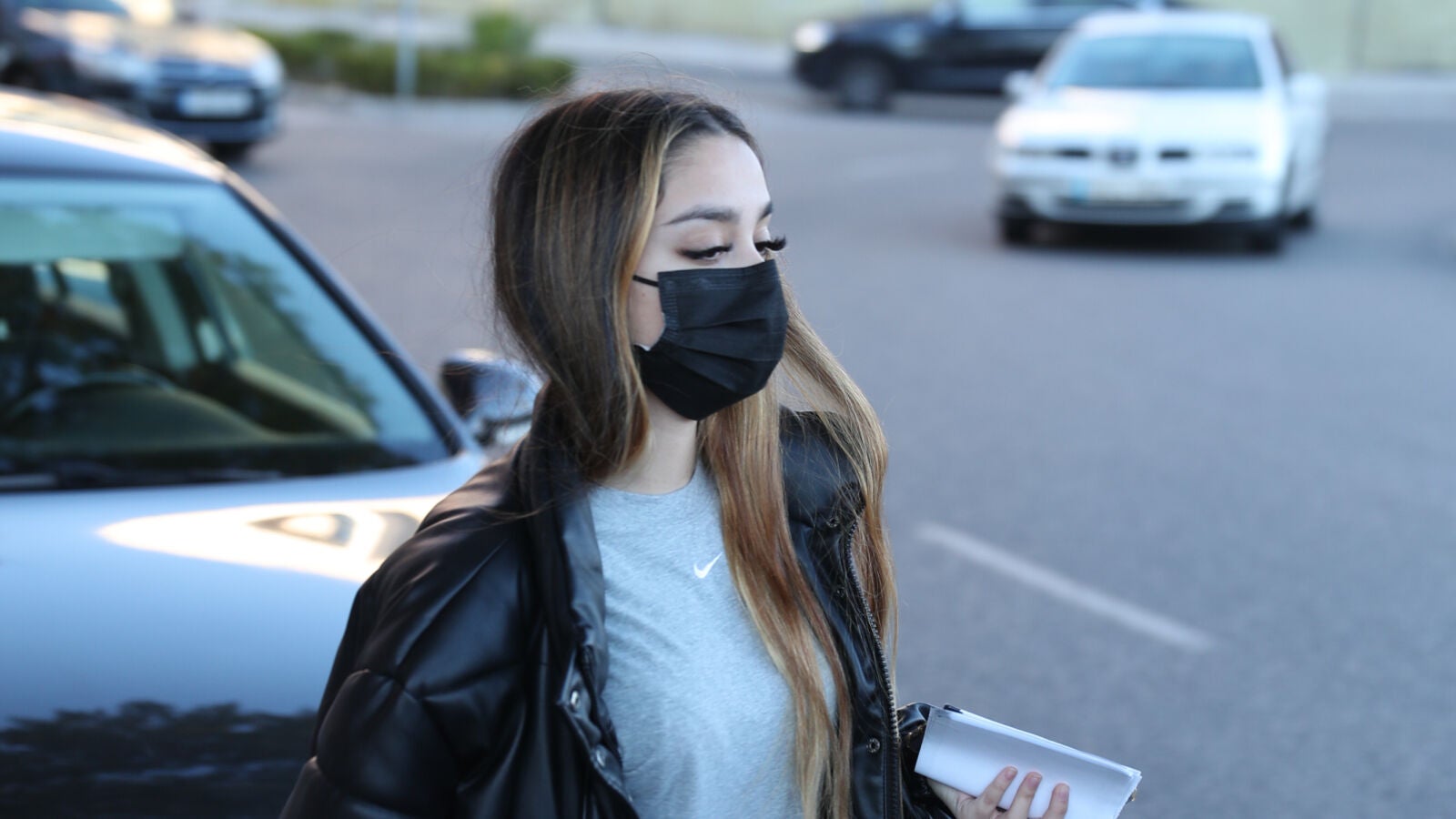 Julia Janeiro desvela al fin qué es lo que estudia con una imagen subrayando un libro de texto