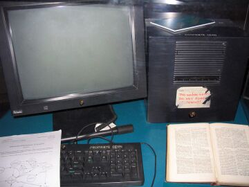 Efemérides de hoy 12 de noviembre. El primer servidor web del mundo usado por Tim Berners-Lee.