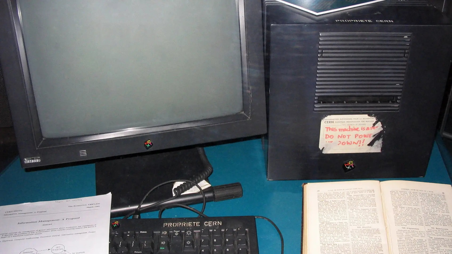 Efem&eacute;rides de hoy 12 de noviembre. El primer servidor web del mundo usado por Tim Berners-Lee.