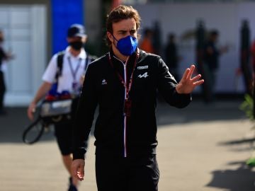 Fernando Alonso saluda en el Autódromo Hermanos Rodríguez en Ciudad de México