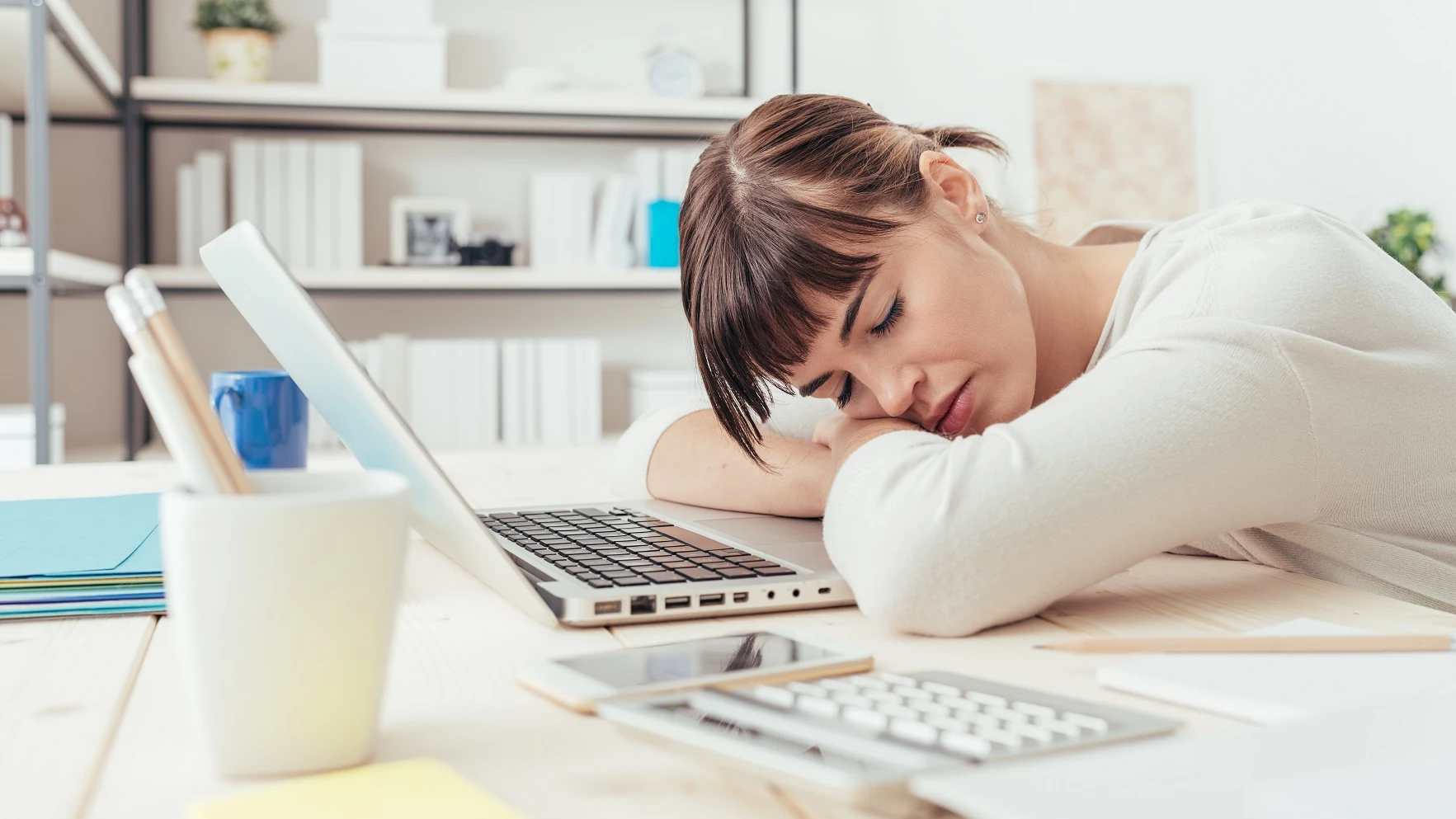 Mujer durmiendo Mujer durmiendo