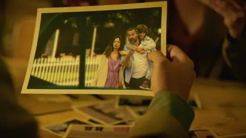 Unas fotografías destapan que Lucas tiene una doble vida: ¿es infiel a Sara? Unas fotografías destapan que Lucas tiene una doble vida: ¿es infiel a Sara?