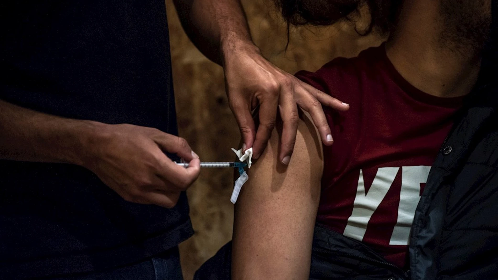 Una persona se vacuna contra la covid en Galicia, en una imagen de archivo