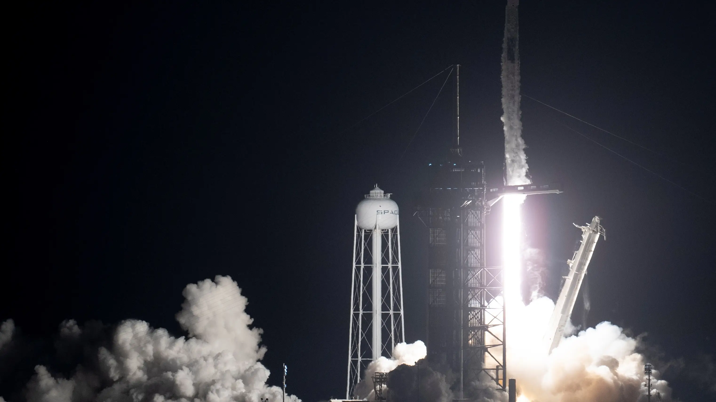 La NASA lanza con éxito la tercera misión comercial hacia la Estación Espacial Internacional La NASA lanza con éxito la tercera misión comercial hacia la Estación Espacial Internacional