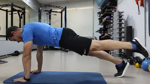 Plancha alta a una pierna Plancha alta a una pierna