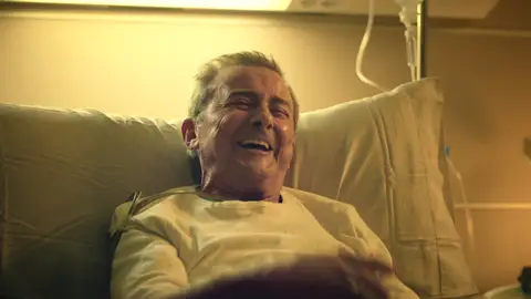 Don Lorenzo se despide de Paco fiel a su carácter: “¡En mis santos cojones!” Don Lorenzo se despide de Paco fiel a su carácter: “¡En mis santos cojones!”