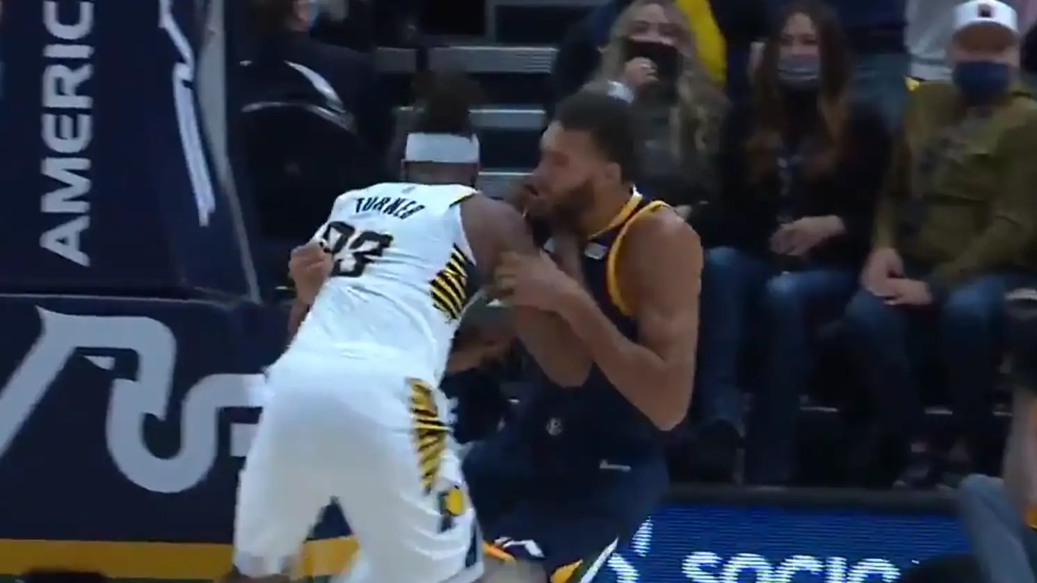 La trifulca del año en la NBA: empujones, 4 expulsados La trifulca del año en la NBA: empujones, 4 expulsados