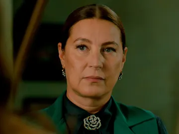 La actitud de Züleyha sorprende a Hünkar La actitud de Züleyha sorprende a Hünkar