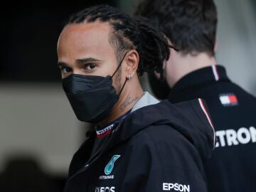 Efemérides de hoy 15 de noviembre de 2021. Lewis Hamilton en el garaje del Autódromo José Carlos Pace en Sao Paulo (Brasil). 