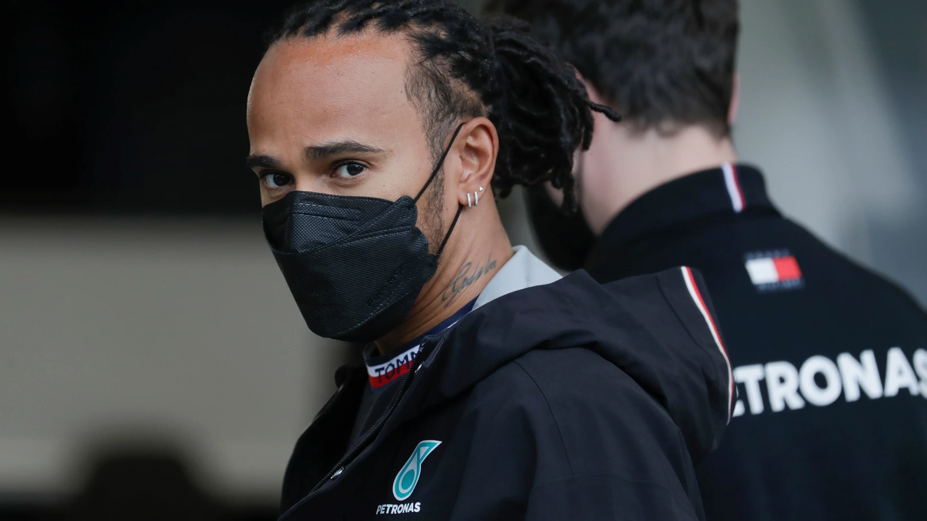 Efemérides de hoy 15 de noviembre de 2021. Lewis Hamilton en el garaje del Autódromo José Carlos Pace en Sao Paulo (Brasil). 