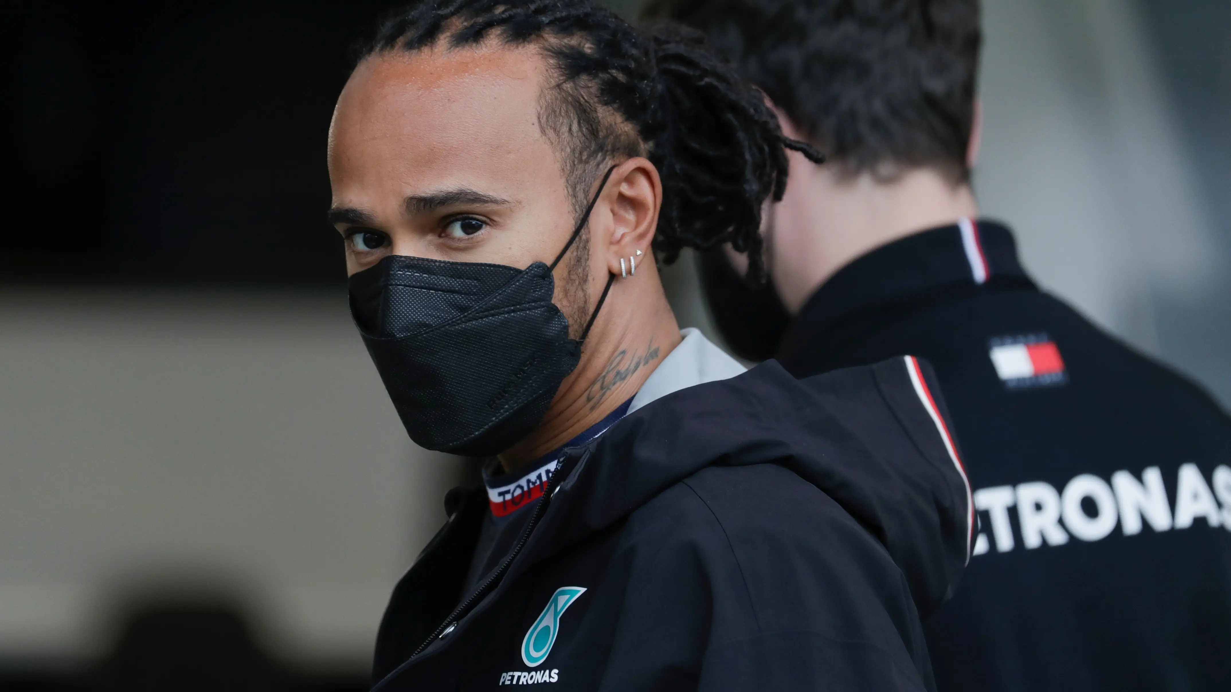 Efem&eacute;rides de hoy 15 de noviembre de 2021. Lewis Hamilton en el garaje del Aut&oacute;dromo Jos&eacute; Carlos Pace en Sao Paulo (Brasil). 