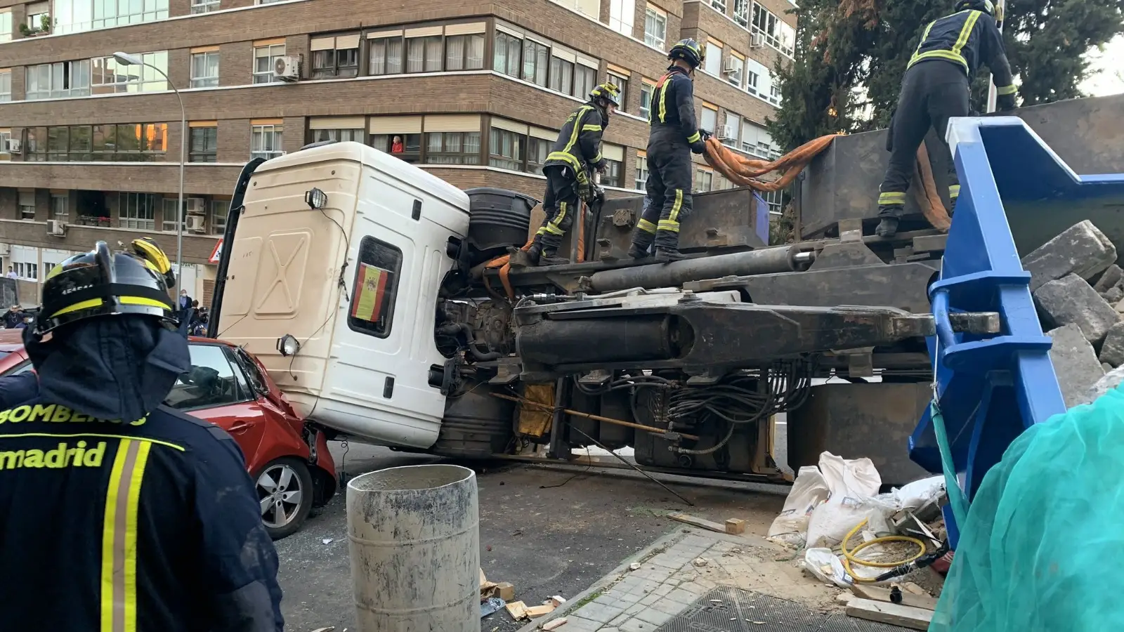 Aparatoso vuelvo de un camión grúa en el distrito de Arganzuela, Madrid Aparatoso vuelvo de un camión grúa en el distrito de Arganzuela, Madrid