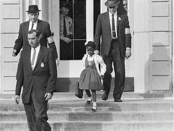 Ruby Bridges custodiada por agentes federales a la salida de la escuela en Estados Unidos. Efemérides de hoy 14 de noviembre de 2021.