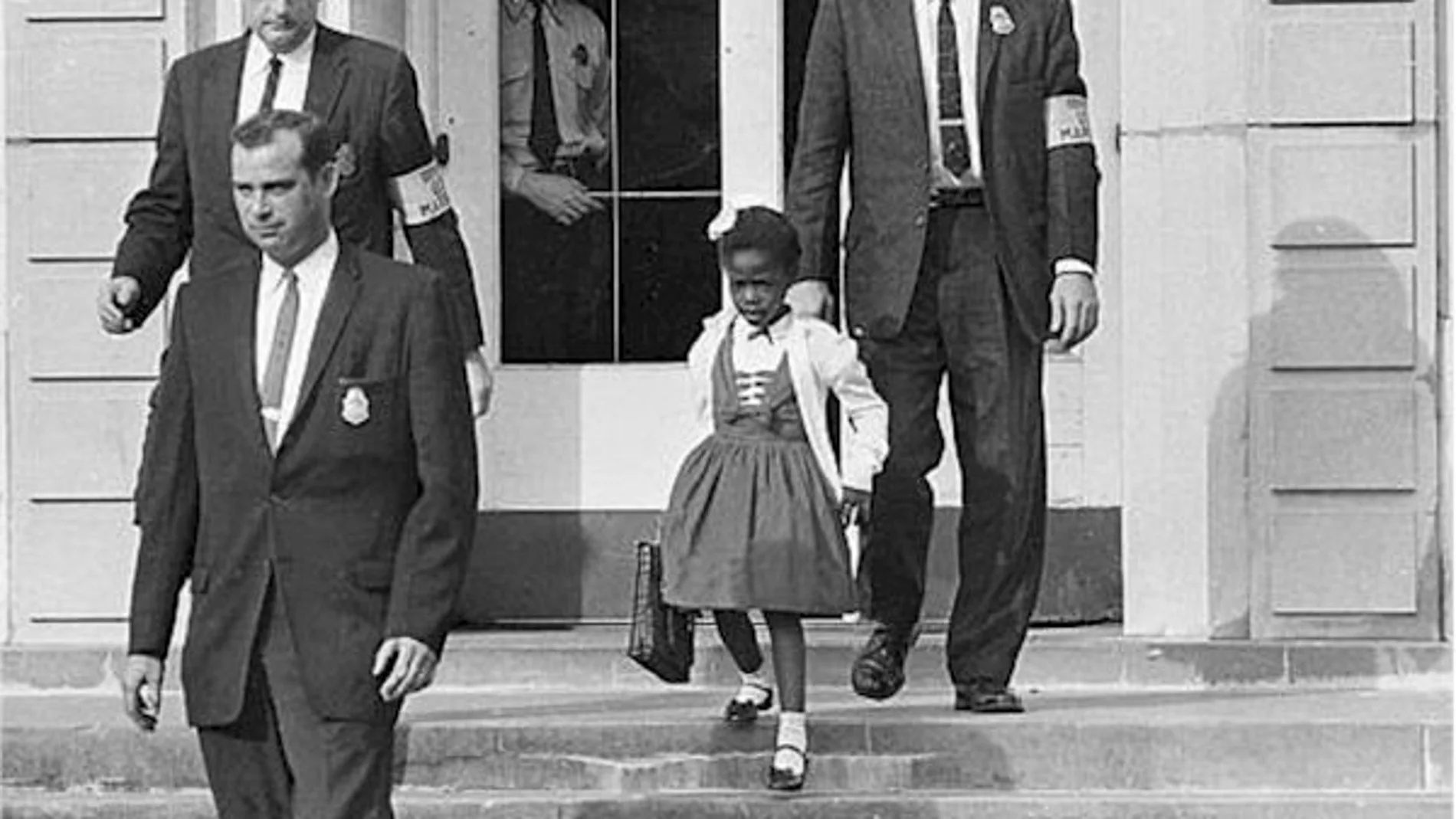 Ruby Bridges custodiada por agentes federales a la salida de la escuela en Estados Unidos. Efemérides de hoy 14 de noviembre de 2021.