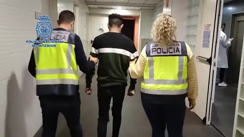 Detienen a un hombre que atacó violentamente a una mujer para robarle su cadena de oro Detienen a un hombre que atacó violentamente a una mujer para robarle su cadena de oro