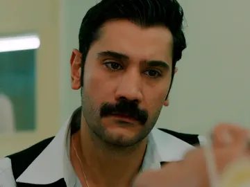 El padre de Müjgan hace prometer a Yilmaz que no hará daño a su hija El padre de Müjgan hace prometer a Yilmaz que no hará daño a su hija