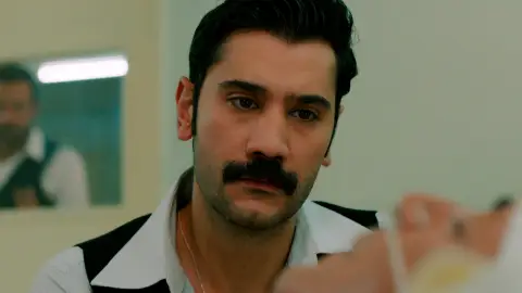 El padre de Müjgan hace prometer a Yilmaz que no hará daño a su hija El padre de Müjgan hace prometer a Yilmaz que no hará daño a su hija