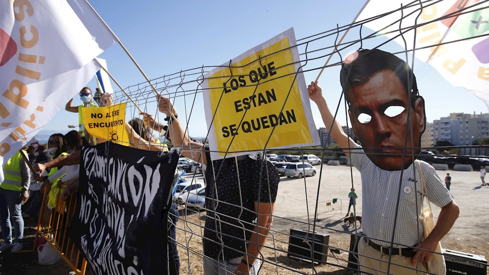  En la imagen una careta del presidente del Gobierno, Pedro Sánchez es utilizada durante la protesta